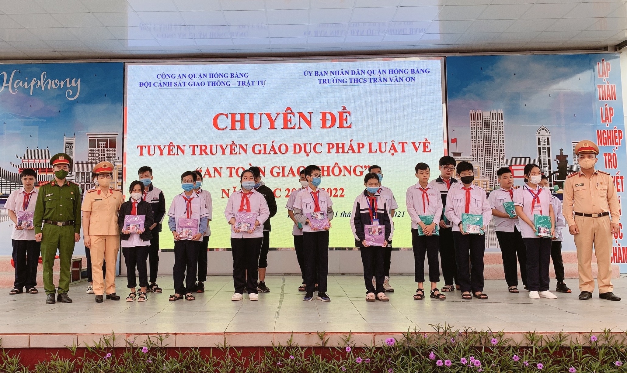 Đội Cảnh sát giao thông - trật tự (Công an quận Hồng Bàng): Tặng quà và tuyên truyền an toàn giao thông  tại trường Trần Văn Ơn